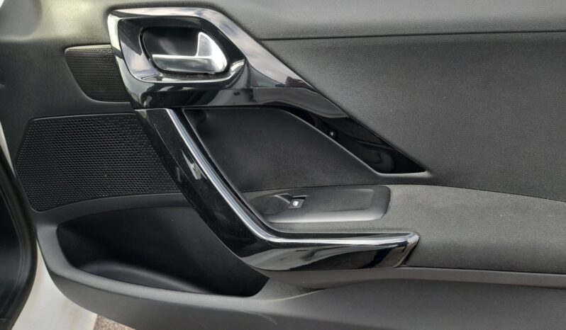 Peugeot 208 full