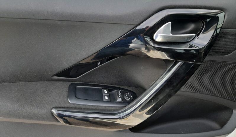 Peugeot 208 full