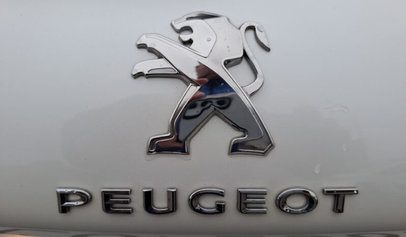 PEUGEOT 2008 1,2 BENZĪNS full